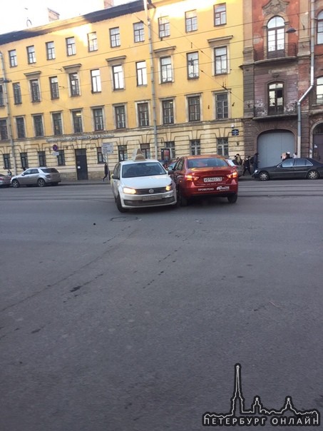 Веста и Volkswagen притерлись на углу 1-Красноармейской и Егорова.
