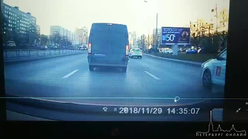 Автобус ушатал Мазду об грузовик, выезжающую из кармана на Дунайский сразу в левый ряд, перед Будапе...