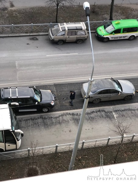 Китаец догнал Mercedes на улице Автовская, объезд по встречке.