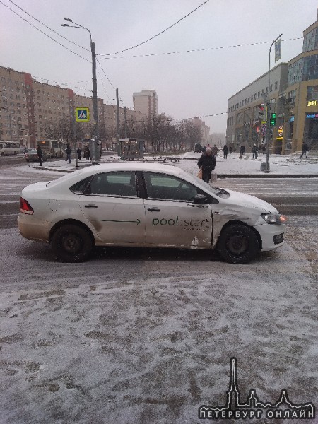 На перекрестке ул. С.Корзуна и пр. Ветеранов, каршеринг аылетел на зеленый сигнал светофора, чуть н...