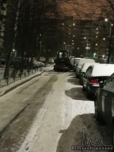 Во дворе Белорусской 28 горе-тракторист отвалом задел припаркованную машину. Ждёт ГАИ. Проезд заблок...