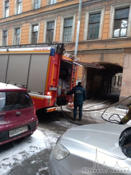 Большой пр. П С 28/1 во дворе ул.Мончагорская д.1 взрыв 2-х машин.