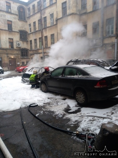 Большой пр. П С 28/1 во дворе ул.Мончагорская д.1 взрыв 2-х машин.