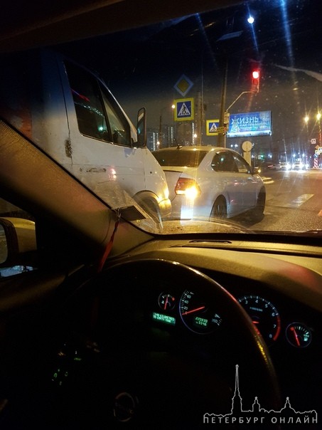 Газель и VW в левом ряду на повороте с Московского шоссе на путепровод в сторону Кубинской. Поворот...