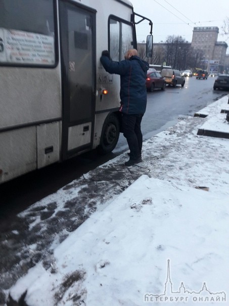 Только что у метро Кировский завод, на остановке, мужчина, захотел бесплатно проехать на маршрутке 5...