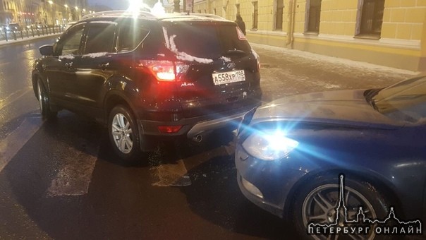 Пересечение Обводного и Лиговского, таксист въехал в зад Форду Куге который пропускал пешехода, евро...