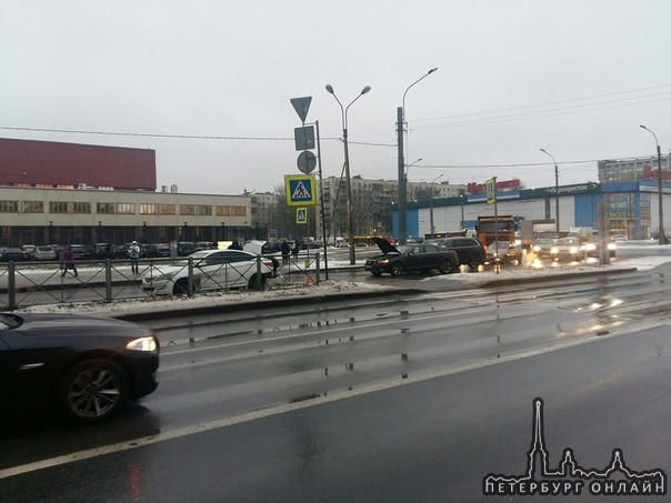 Притормозившему Солярису перед пешеходным переходом на пр. Энергетиков, после"ватрушки", Audi поддал...