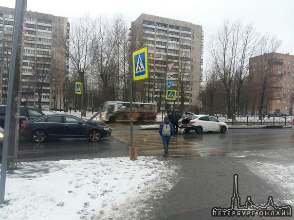 Притормозившему Солярису перед пешеходным переходом на пр. Энергетиков, после"ватрушки", Audi поддал...