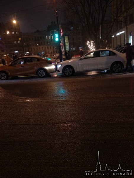 Mercedes C-класс поцеловал kia rio перед пешеходником на Каменноостровском