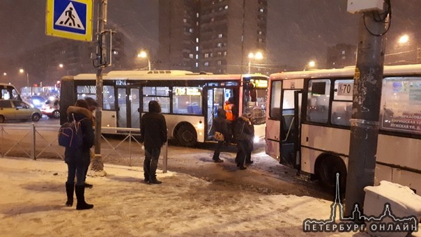 Маршрутка подрезала автобус на перекрестке Художников и Луначарского.
