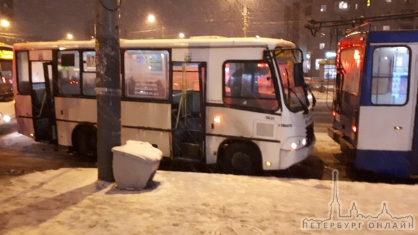 Маршрутка подрезала автобус на перекрестке Художников и Луначарского.