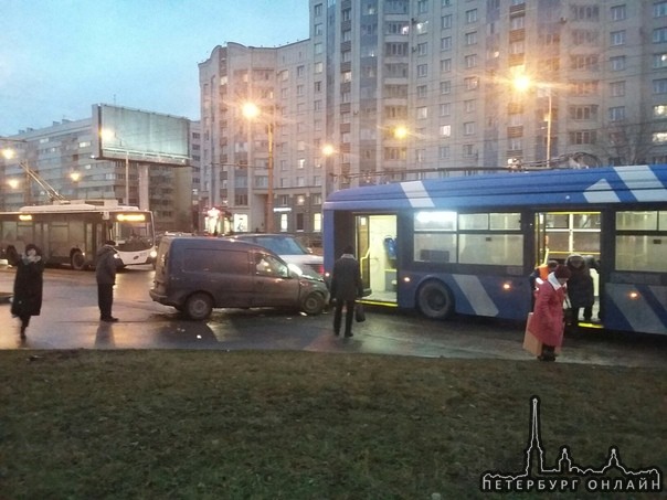 Сегодня троллейбусу досталось от Ларгуса и РенджРовера на перекрестке Ленинского проспекта и проспек...