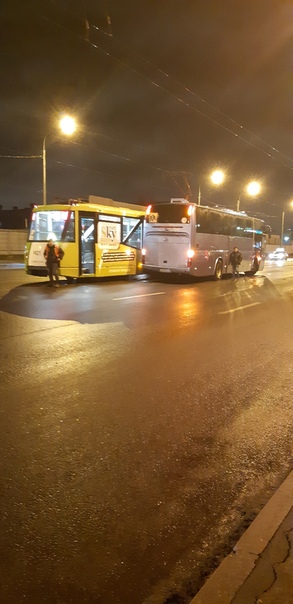 Притерлись трамвай и автобус на Благодатной 67.