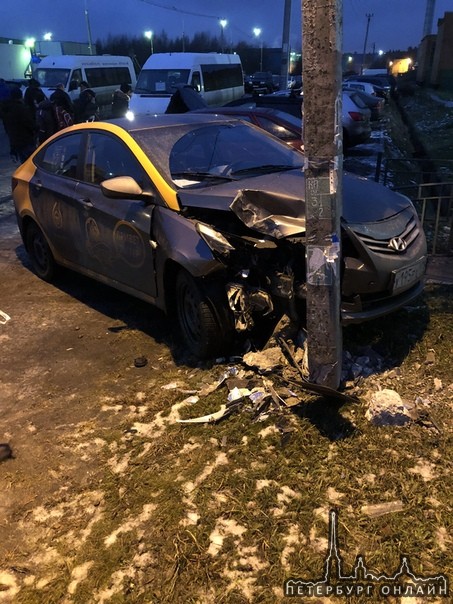 В 5 утра автомобиль каршеринга врезался в столб. Всеволожский проспект, 114 .