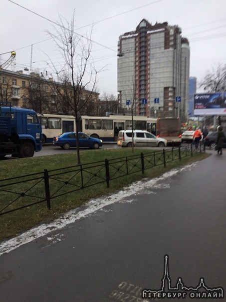 На повороте с Московского на Ленинский пр. идут дорожные работы и авария. Стоит мертво.