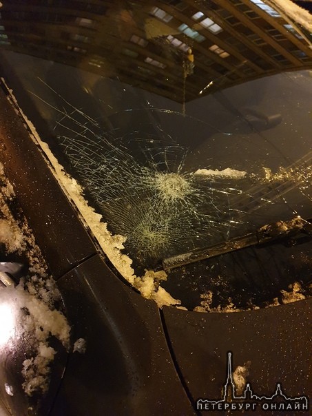 В ночь с 3 на 4 декабря во дворе дома по адресу пр. Науки, д.16, к. 1 был разбит автомобиль Skoda Su...