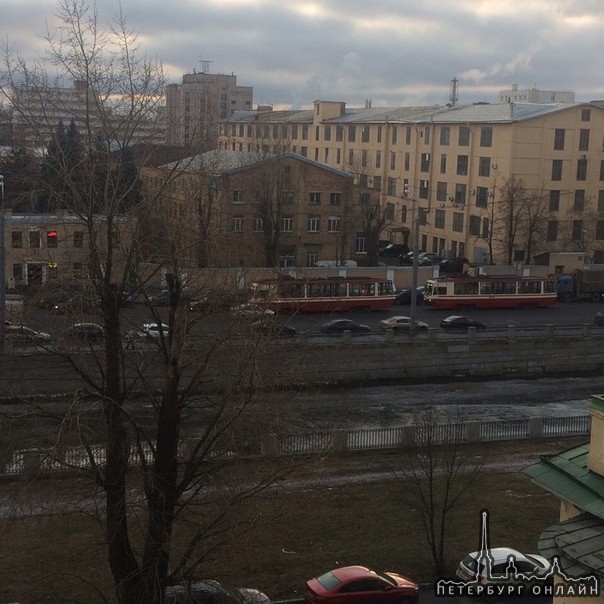 На Набережной Обводного канала перед Старо-Петергофским пр. трамваи стоят в обе стороны.
