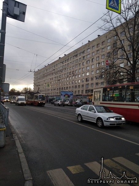 Перед перекрестком ул. Хлопина и Политехнической улицы, Большой железный трамвай догнал маленькую Ок...