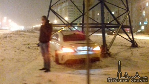 Дтп в Сестрорецке на Приморском шоссе, водитель Мерседеса не справился с управлением и влетел в опор...