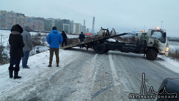 На дороге к Западному Мурино вдоль КАДа Два эвакуатора вытаскивают Nissan из канавы.