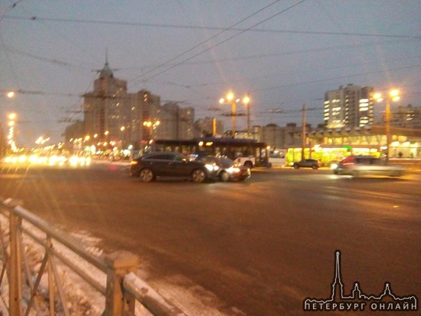 Утренний поцелуй на перекрестке у метро Пионерская.Только что,служб нет.Дороги скользкие,будьте осто...