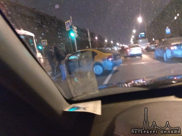 Автомобиль каршеринга на Бухарестской, возле магазина "гранат".