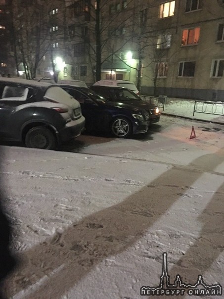 Mercedes и Лансер не поделили проезд по двору у дома 34к1 Купчинской улице