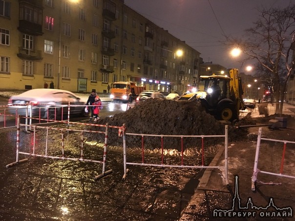У дома номер 14 по Зайцева прорвало трубу на остановке общественного транспорта, в сторону Краснопут...