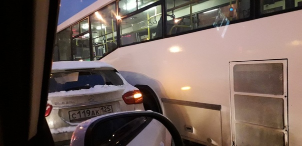 На перекрёстке Пр. Луначарского и Граджанского пр. автобус влез с 3-его ряда, что запрещено, в итоге...