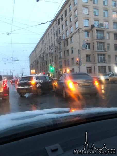 Ударились на перекрёстке Ивановской и Бабушкина, пробки в сторону моста нет, служб нет, пострадавших...