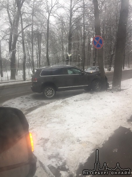 В Пушкине на пересечении Огородной и Парковой улиц стоит VW Touareg впечатанный в дерево.
