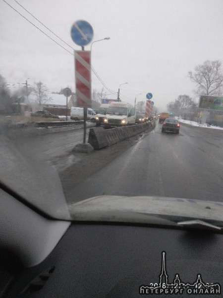 На Таллинском шоссе в направлении города, две маршрутки перекрыли въезд на Лиговский путепровод