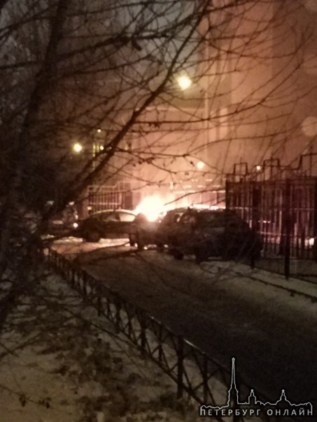 На Краснопутиловской 18, возле 501 школы сгорела машина в