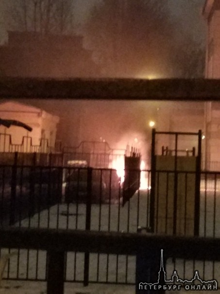 На Краснопутиловской 18, возле 501 школы сгорела машина в