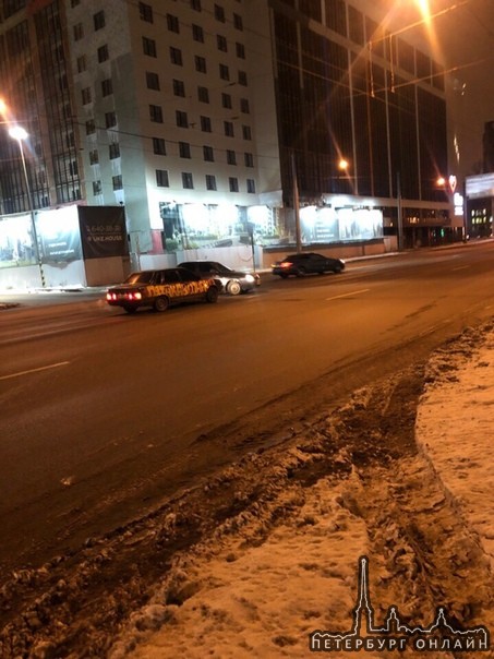 ДТП на трамвайных путях, на улице Политехнической. Машина с граффити въехала в приору.