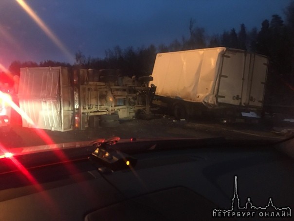 От Приморского шоссе, на КАДе, в сторону ЗСД, столкнулись два грузовичка, проезд по одной полосе и ...
