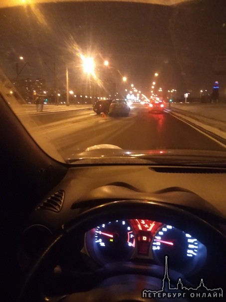Петергофское шоссе, проезду особо не мешают, пробки нет, стражей порядка тоже нет.