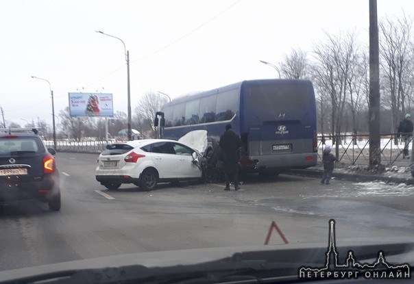 Ford по пустой дороге на Луначарского решил забодать припаркованный автобус. 2 полосы минус но там л...