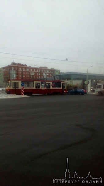 Дтп на пересечении Выборгского шоссе и ул.Хошимина трамвайчик не едет как и машинка с леди за рулем....