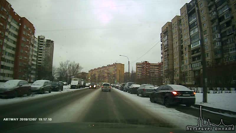 В 13:30 на проспекте Кузнецова 26к1, Приора разложилась о припаркованную фуру. Момента удара на виде...