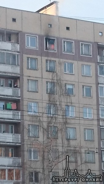 Будапештская 66 горит квартира на последнем этаже, на месте 3 пожарных машины