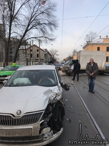 На Энгельса 1 массовое ДТП из 4 автомобилей , в котором двое пострадавших.