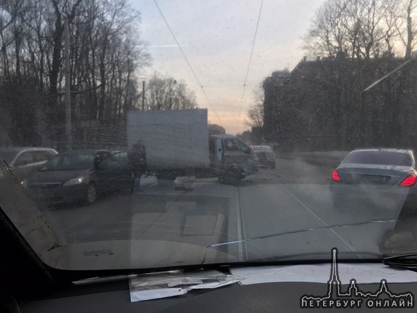 На Энгельса 1 массовое ДТП из 4 автомобилей , в котором двое пострадавших.