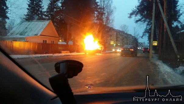 Сегодня в 16:15-16:20 во всевложске, на улице Павловская 81-83 горела машина, в машине было 3 людей,...