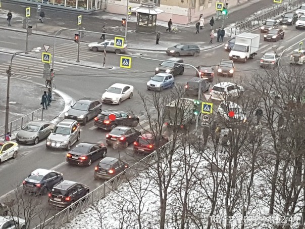 Audi столкнулась с чем-то белым на перекрестке Варшавской и Благодатной. Отмечены точками.