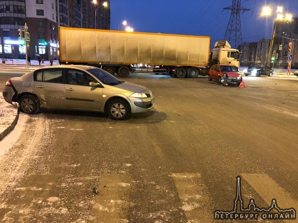 На пересечении Парашютной и М. Новикова произошло ДТП в 8.20. Столкнулись ford фиеста и renault меган....