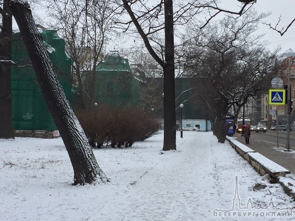 На каменноостровском, напротив 61 дома начинается пожар в заброшенном здании