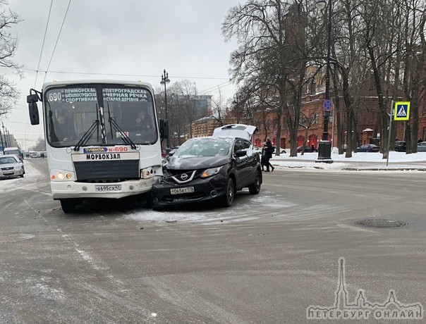 На перекрестке Большого проспекта В.О. и 21-й линии мадам на Ниссане решила не пропускать маршрутку...