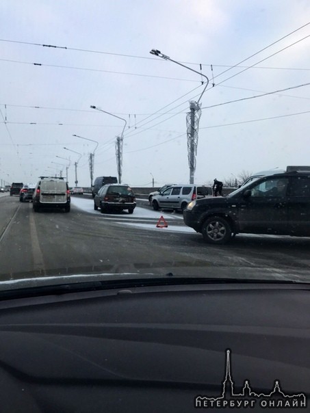 3 машины столкнулись на подъеме на мост Александра Невского, в сторону м. Новочеркаская.