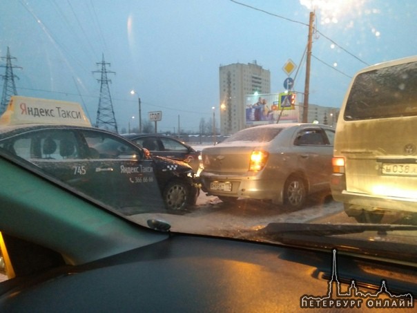 Яндекс приехал в Chevrolet перед светофором Руставели/Северный пр. Собирается пробка по Руставели от п...
